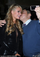 组图：豪门浪女希尔顿深V亮相 叔叔猛揩油