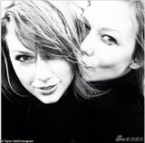 组图：斯威夫特与闺蜜出街 大长腿组合煞羡旁人