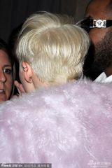 组图：麦莉格莱美派对清新风 收敛性感变俏皮