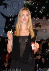 组图：爱娃助阵《沙漠驼影》首映 现场玩吹泡泡