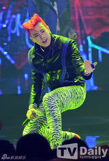 组图：SHINee回归打榜军服风帅气 女团露腰秀腿