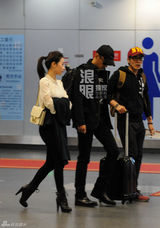 组图：张涵予机场与白衣美女谈笑拥抱