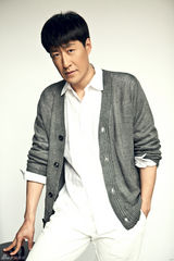 组图：于震最新写真随性演绎别样民族风