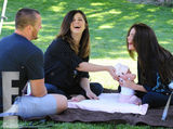 组图：赛琳娜全家野餐 偷吻妹妹脸蛋显温馨