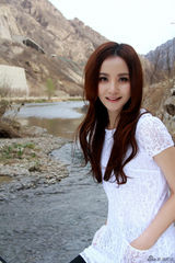 组图：陶红郊外踏青写真 白T恤出镜温婉洁净