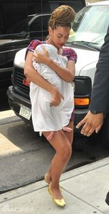 组图：碧昂丝抱女出行严密包裹仅露粉嫩小脚丫