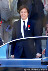 组图：麦卡特尼携娇妻领奖章 女儿遭冷落