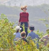 组图：泰勒空中弹跳孩子气 蓝色短裙修长美腿