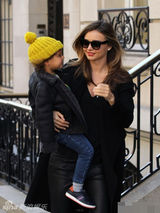 组图：米兰达带儿子上街 萌娃微笑可爱萌翻天