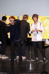 高清组图：韩国偶像组合BEAST办见面会亲密互动