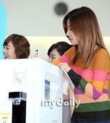 组图：少女时代参加慈善拍卖 筹善款帮单身妈妈