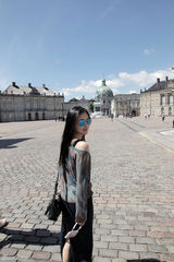 组图：秦岚出游街拍 与小美人鱼合影露香肩