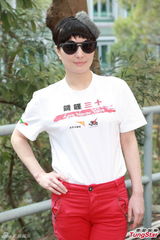 组图：何超仪首次参与饥馑活动 回应何超盈晕倒