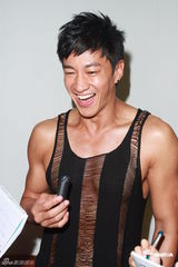 高清组图：何润东拍安全套广告大秀身材 