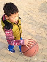 组图：郭涛父子打篮球赛跑 网友笑问妹妹去哪儿