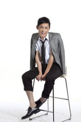 组图：张研和西装写真 展现儒雅魅力