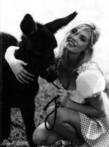 组图：超模凯特-阿普顿田园写真双峰高耸笑容甜美