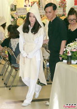 组图：温碧霞含泪为母亲设灵哀伤拒受访