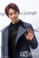 组图：李妍熙SHINee亮相活动 泰民神似元斌