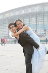 组图：张靓颖光影礼服幸福合唱献集体婚礼