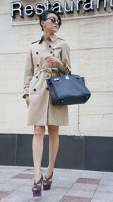 组图：贾青街拍LOOK 风衣干练职场范