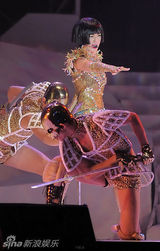 高清图：孙燕姿北京开个唱 劲歌热舞造型百变