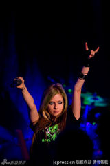 组图：艾薇儿上海开唱火爆异常 摇滚小天后热力四射