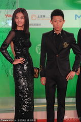 组图：上海电视节红毯 刘涛大尺度露背装吸眼球