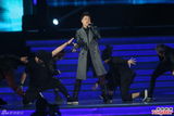 组图：潘玮柏中歌榜演唱会酷帅开场