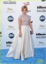 组图：佩里乐队女主唱身着镂空裙 诱惑迷人