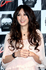 幻灯：美女冯媛甄为名表代言 直言酷爱户外运动