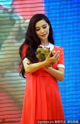 组图：范冰冰福建捞金 红色连衣裙走青春学院风