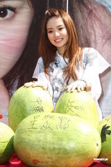 组图：陈芳语首辑庆功签唱 自曝狂爱贺军翔