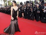 组图：海耶克戛纳携夫走秀 深V黑裙大秀傲人双峰