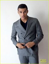 组图：《Glee》新星阿提斯特街拍熟男风味