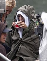 组图：贝鲁奇离婚后首现身 披旧式婚纱湖中拍戏