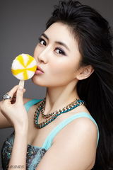 组图：黎一萱六一写真显童趣 自诩大小孩