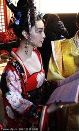 组图：范冰冰露酥胸拍《武则天》 认真读剧本