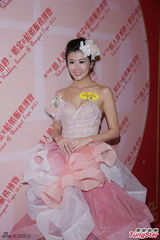 组图：王君馨高调表明处女身份 否认与男友同床