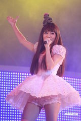 组图：江若琳个唱换多款性感装 与男伴贴身热舞