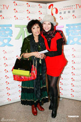 组图：蔡少芬捧场老公舞台剧 谢宁婚宴感动到哭