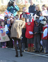 高清组图：凯特王妃造访小学印花连衣裙优雅