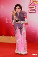 组图：李香琴获颁万千光辉演艺人大奖