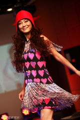 组图：苏岩《时尚装苑》明星T台秀 凸显百变特质