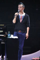 组图：伦永亮演唱会尾场 即兴拉叶德娴上台合唱