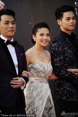 组图：邓紫棋妹妹邓伊玲蕾丝裙大秀双球踩裙摆