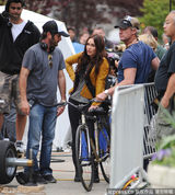 组图：梅根-福克斯现身片场身材微胖