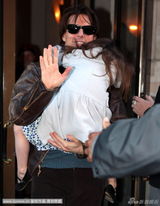 组图：苏瑞撒娇缠老爸 阿汤哥幸福洋溢给女儿当保镖