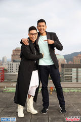 组图：黑人陈建州紧拥神似范玮琪女模