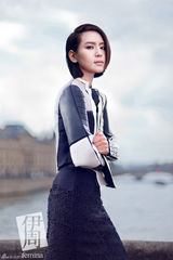 组图：周笔畅巴黎拍写真 摘掉眼镜显法式优雅